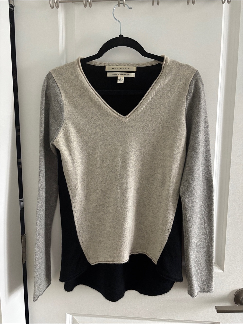100 Percent Cashmere Max Studio Two-Tone V-Neck Sweater in Gray and Black